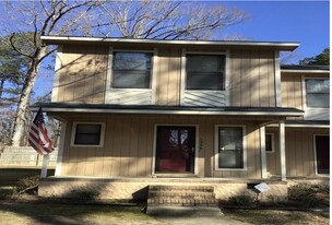 1336 N Forest Dr in Fayetteville, NC - Building Photo