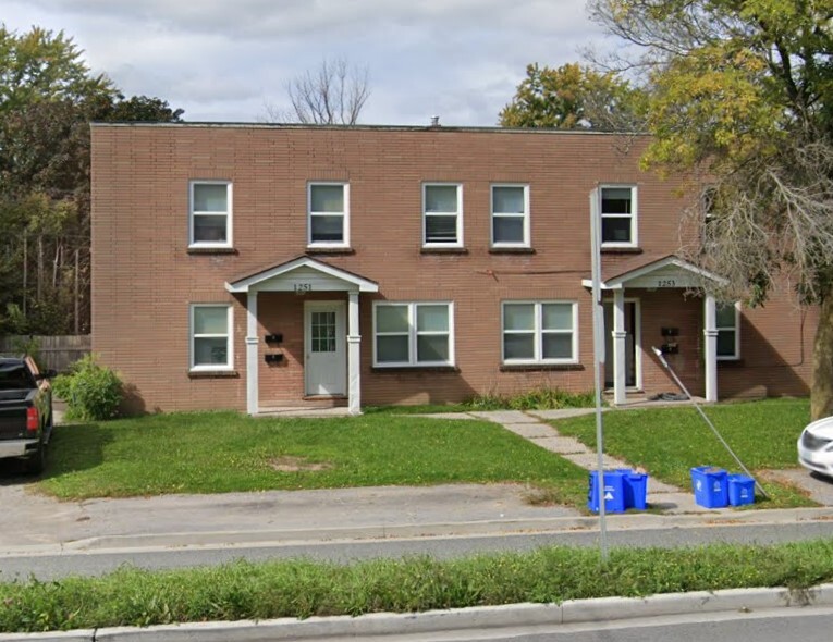 1251 Clonsilla Ave in Peterborough, ON - Building Photo