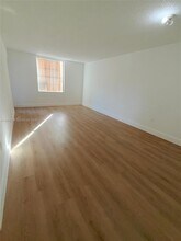 5755 W 20th Ave in Hialeah, FL - Foto de edificio - Building Photo