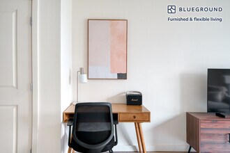 362 Bellevue Way NE-Unit -FL2-ID319 in Bellevue, WA - Foto de edificio - Building Photo