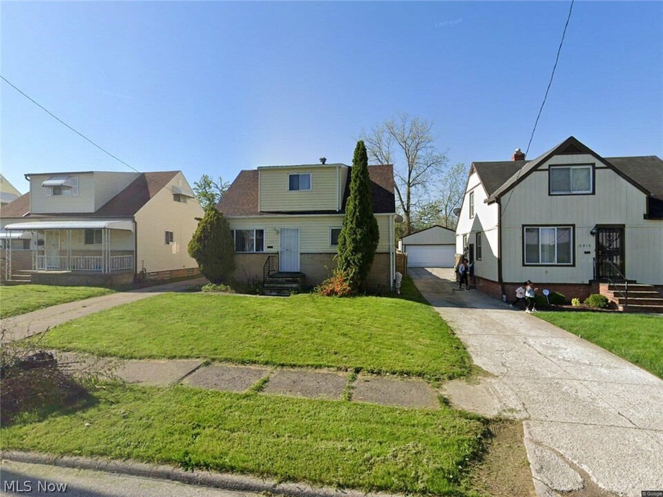 15914 Clearview Ave in Cleveland, OH - Building Photo