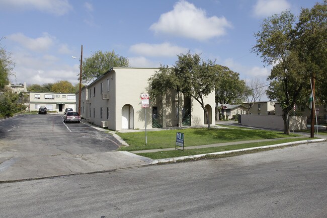 The Montecito Apartments in San Antonio, TX - Foto de edificio - Building Photo