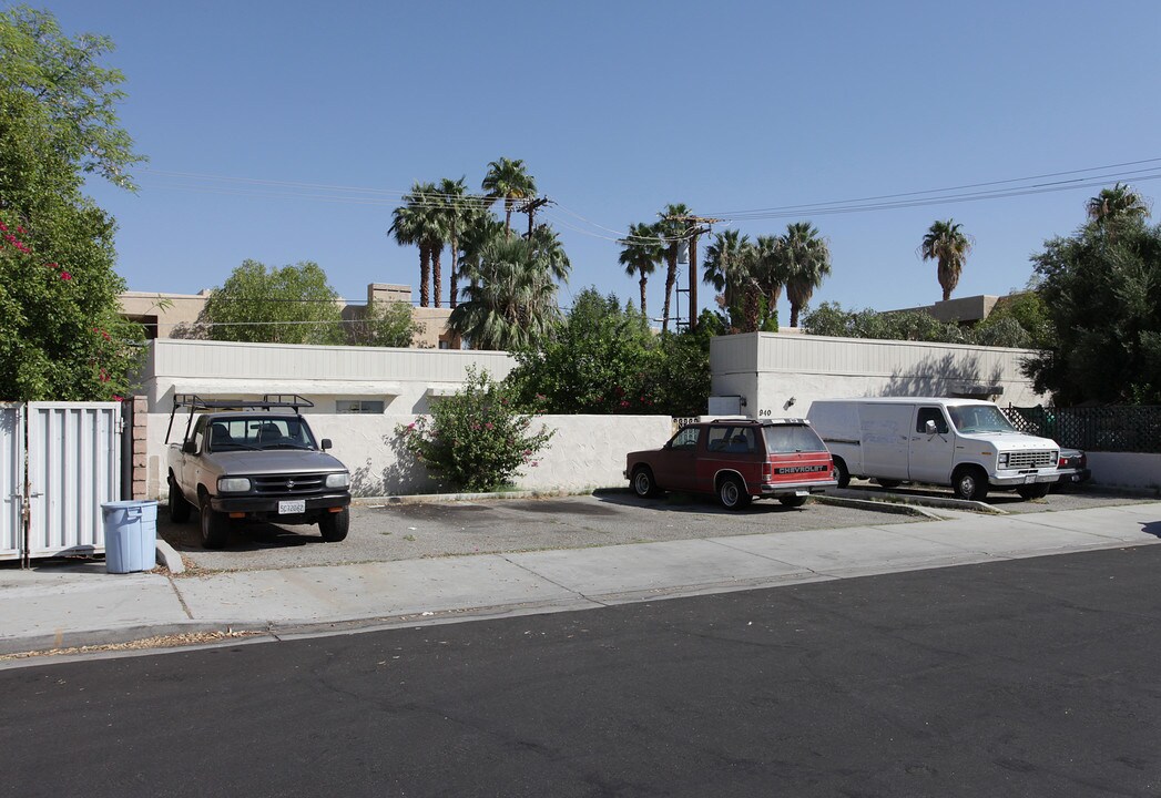 940 E Cottonwood Rd in Palm Springs, CA - Building Photo