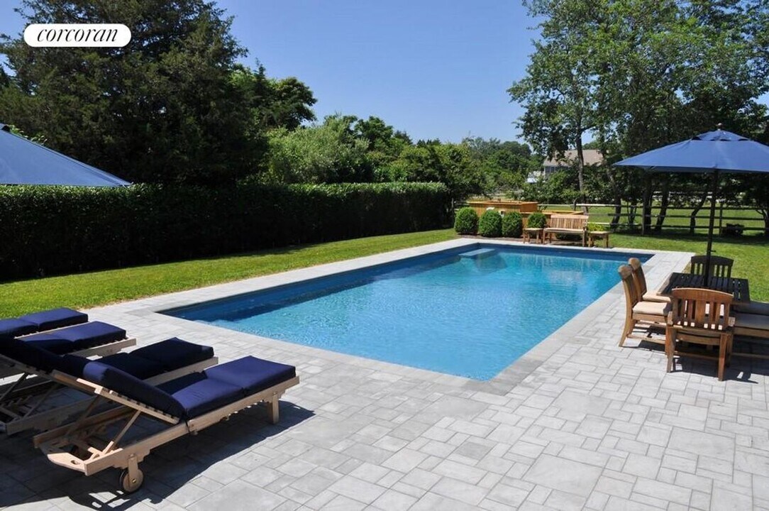 15 Cedar Ct in East Hampton, NY - Building Photo