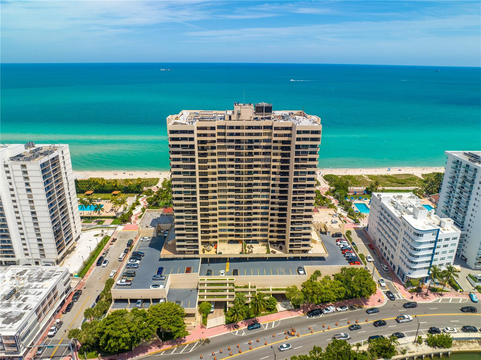 2555 Collins Ave, Unit 808 in Miami Beach, FL - Building Photo