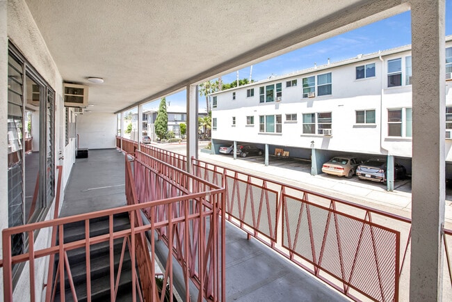 7566 Romaine St, Unit #4 in West Hollywood, CA - Foto de edificio - Building Photo