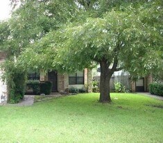 12815 Hymeadow Dr in Austin, TX - Building Photo