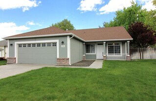 702 N Nevada Ct in Kennewick, WA - Building Photo