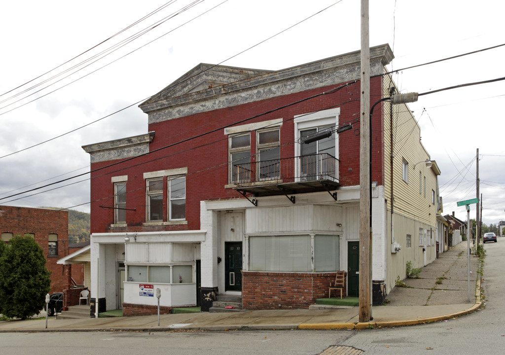 221 Fifth St in Donora, PA - Foto de edificio