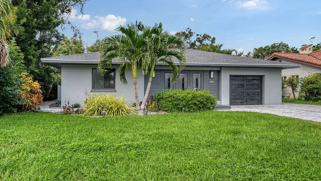 4925 Bay Shore Rd in Sarasota, FL - Building Photo