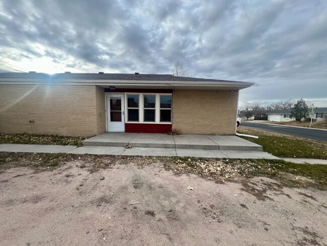 property at 609 W 5th St