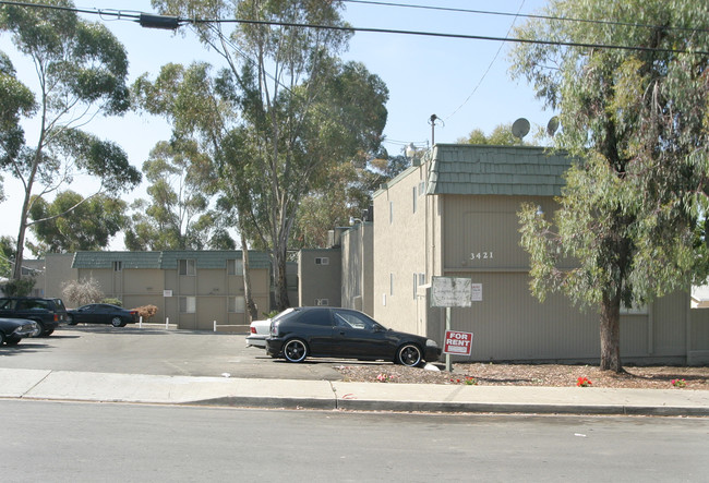 Eucalyptus Grove Apartments in San Diego, CA - Foto de edificio - Building Photo