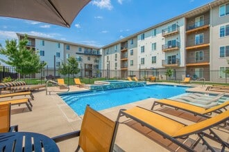 Trail's Bend Apartments in Springfield, MO - Foto de edificio - Building Photo