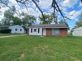 1917 Deerwood Dr in Danville, IL - Building Photo