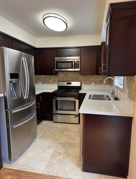 855 Moraga Dr in Los Angeles, CA - Building Photo