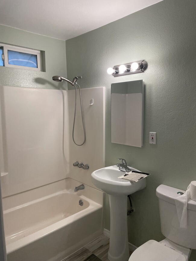 3918 Christina Rd, Unit C in Chino, CA - Foto de edificio - Building Photo