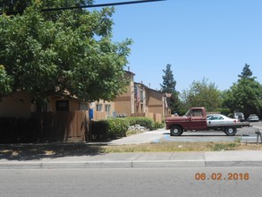 Western Heights Apartments in Waterford, CA - Building Photo - Building Photo