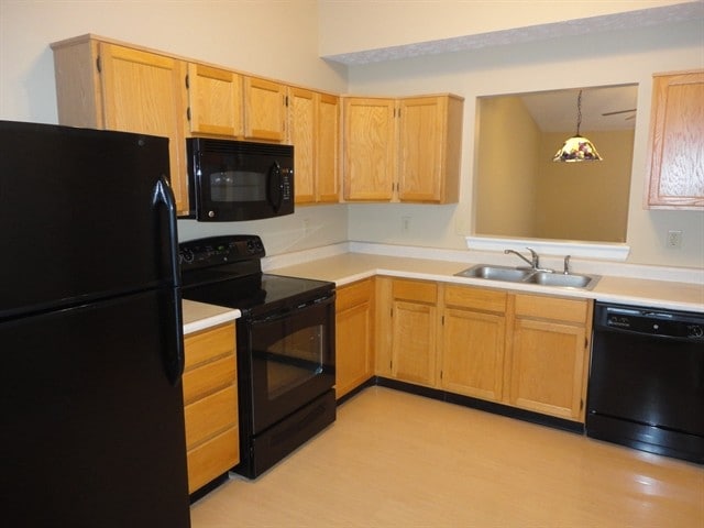 5232 Lake Manor Dr in Indianapolis, IN - Foto de edificio - Building Photo