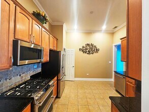 1781 Tudor Ln, Unit 303 in Northbrook, IL - Foto de edificio - Building Photo