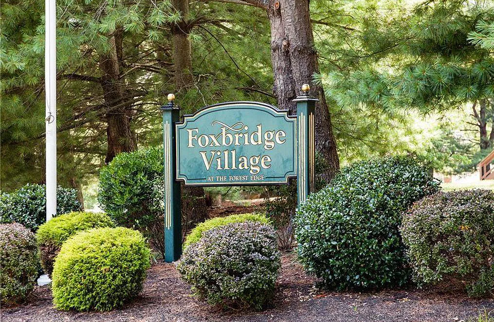 117 Foxbridge Village Rd in Branford, CT - Foto de edificio