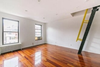 237 W 14th St in New York, NY - Building Photo - Building Photo