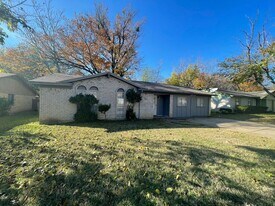 6840 Margaret Dr in Forest Hill, TX - Building Photo