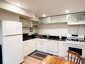 240 Mason Ter, Unit 1 in Brookline, MA - Foto de edificio - Building Photo