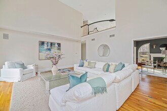 215 Paddock Hill Ln in Fairfield, CT - Building Photo - Building Photo