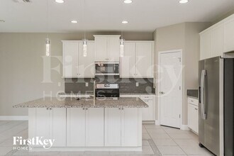 7512 Lantern Park Ave in Apollo Beach, FL - Foto de edificio - Building Photo