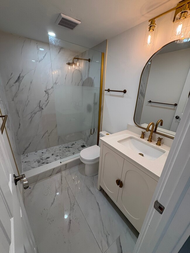 5050 Bayview Dr, Unit 6 in Fort Lauderdale, FL - Foto de edificio - Building Photo