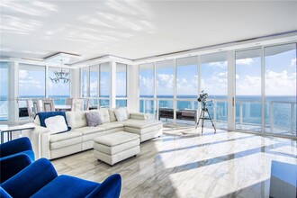 16425 Collins Ave in Sunny Isles Beach, FL - Foto de edificio - Building Photo