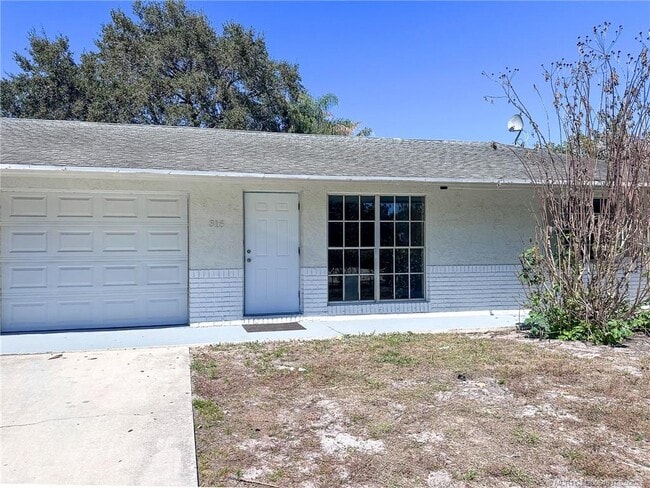 315 SE Norfolk Blvd in Stuart, FL - Building Photo - Building Photo