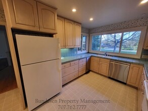 460 Piezzi Ln in Santa Rosa, CA - Building Photo - Building Photo