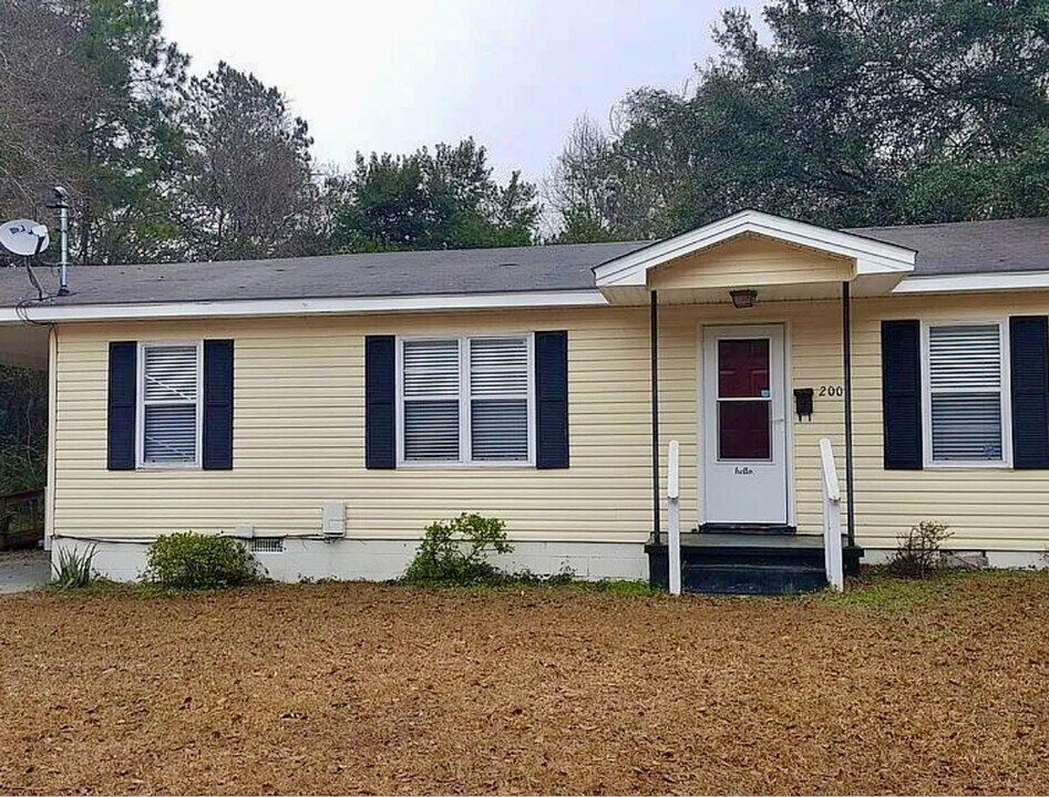 200 N Jefferson St in Lyons, GA - Building Photo