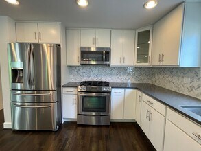 3255 W Viewmont Wy W in Seattle, WA - Building Photo - Building Photo