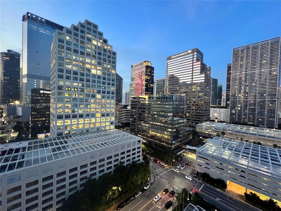 825 Brickell Bay Dr in Miami, FL - Building Photo