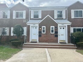 75-22 255th St in Queens, NY - Building Photo