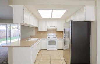 18 Dempster Ct in Sacramento, CA - Building Photo - Building Photo