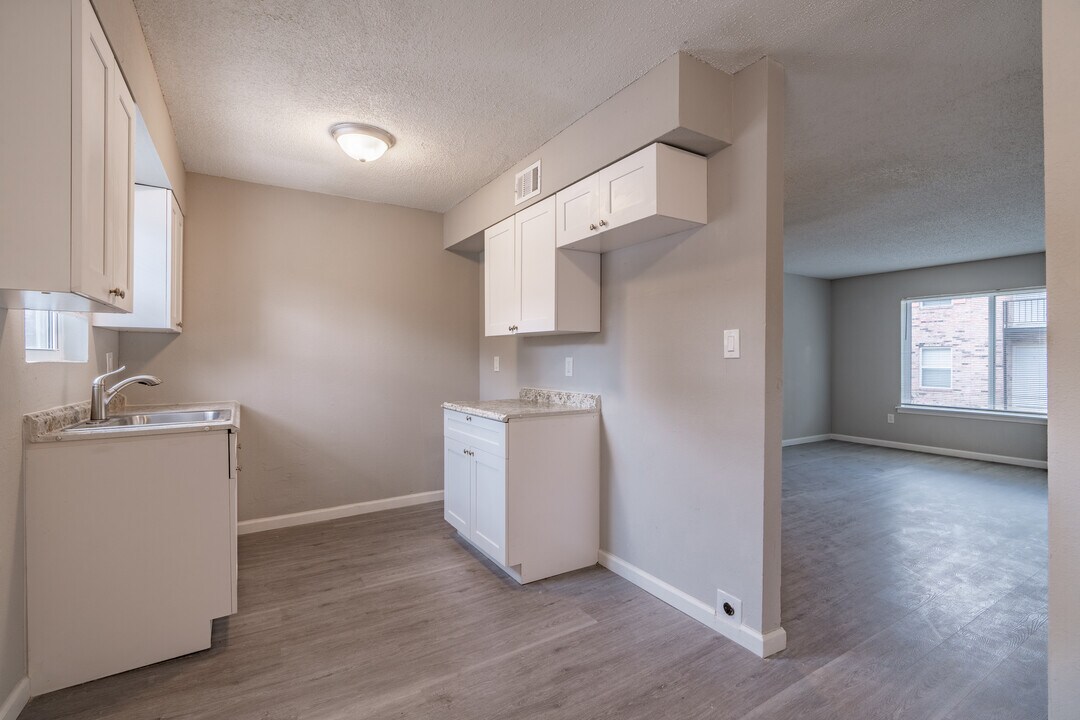 Camelot Manor in Memphis, TN - Foto de edificio