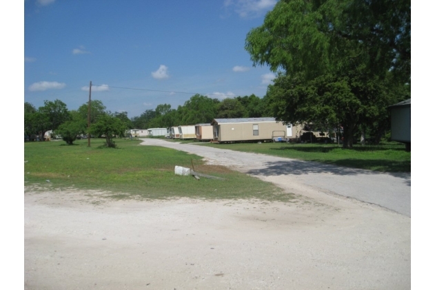 Beeville Mobile Park in Beeville, TX - Foto de edificio - Other