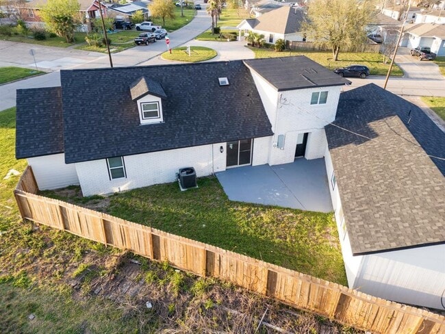 1402 Bayou Shore Dr in Galveston, TX - Building Photo - Building Photo