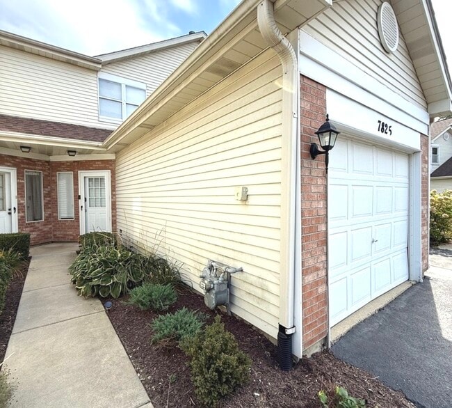 property at 7825 Darien Lakes Dr
