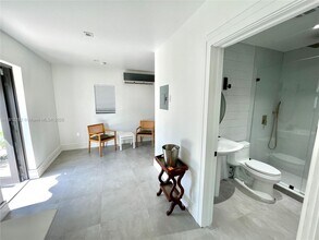 2180 NW 23rd Ct in Miami, FL - Foto de edificio - Building Photo