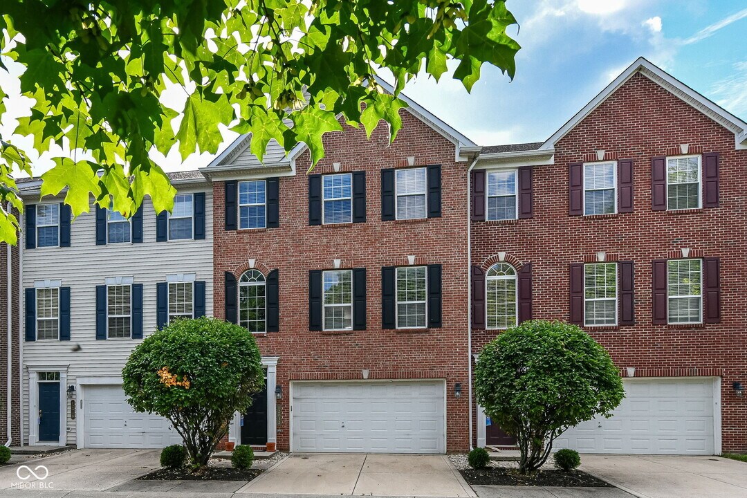 12032 Esty Way in Carmel, IN - Building Photo