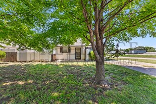 1833 S St Clair St in Wichita, KS - Building Photo