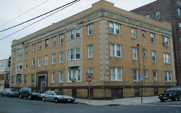 300 14th St in Union City, NJ - Building Photo - Building Photo