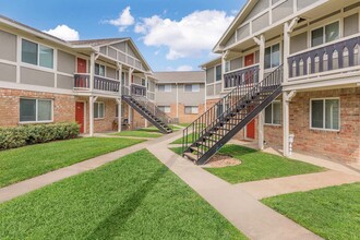 Castlewood Apartments in Clute, TX - Building Photo - Building Photo