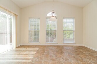 413 Creekside Ln in Spring Hill, TN - Foto de edificio - Building Photo