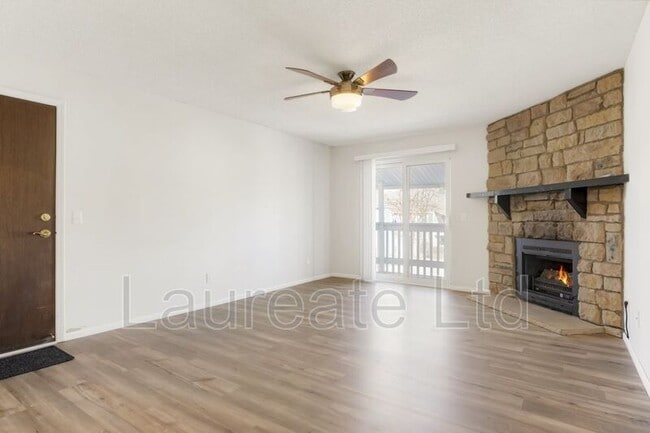 8555 S Fairmount Dr in Denver, CO - Foto de edificio - Building Photo