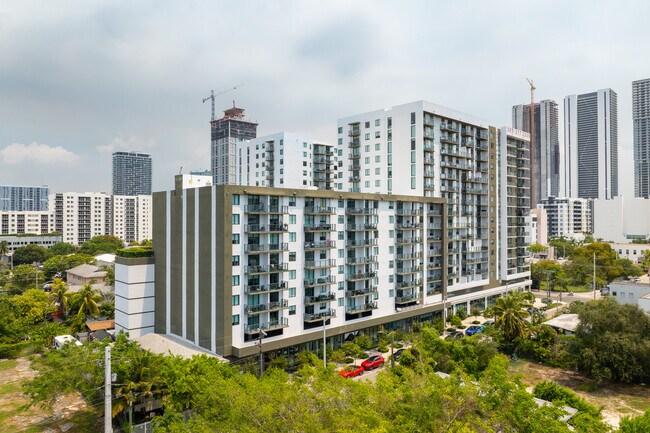 Cardinal Plaza in Miami, FL - Building Photo - Building Photo